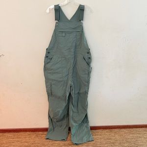 Excellent condition Duluth Trading Co. overalls, green, size Lx33